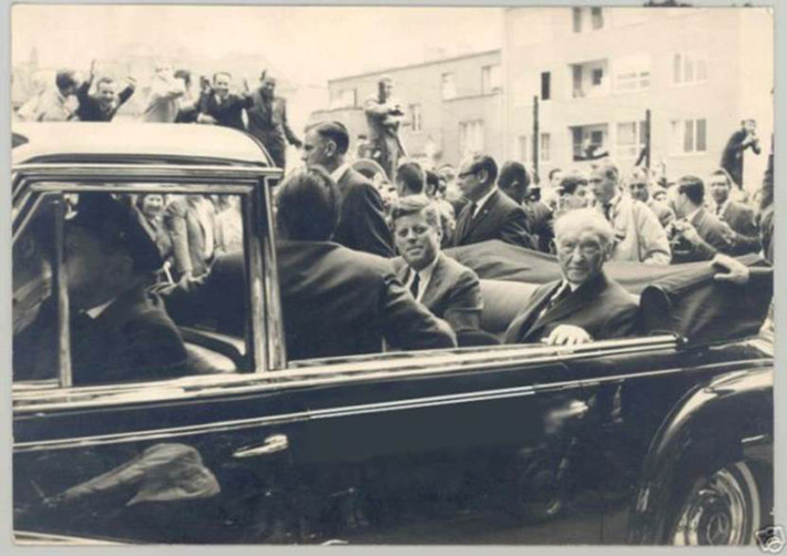 Präsident Kennedy und von Röhndorf im Adenauer Pullmann Landaulet